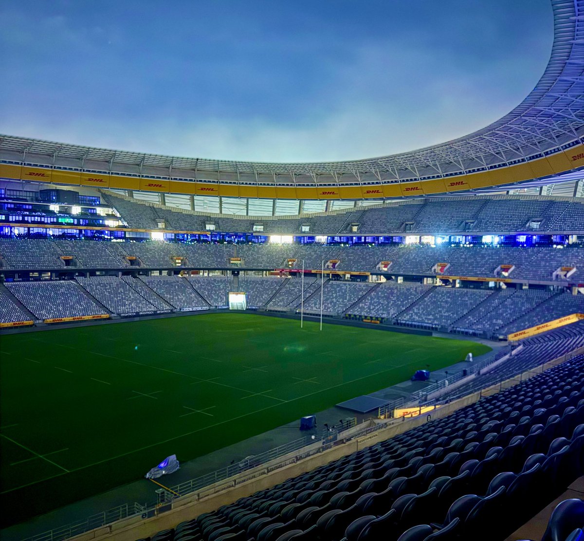 littlebedwyn's tweet photo. Odd who u bump into in Cape Town at the stadium @WOSA_USA @gregsherwoodmw @mikeratcliffe @TheBuyer11 https://t.co/EYgpjeN92H