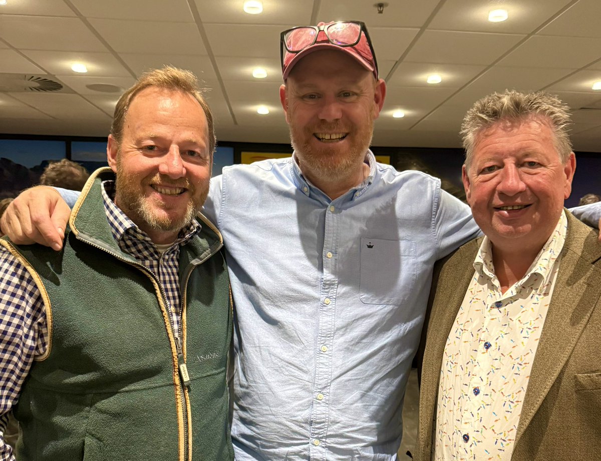 littlebedwyn's tweet photo. Odd who u bump into in Cape Town at the stadium @WOSA_USA @gregsherwoodmw @mikeratcliffe @TheBuyer11 https://t.co/EYgpjeN92H