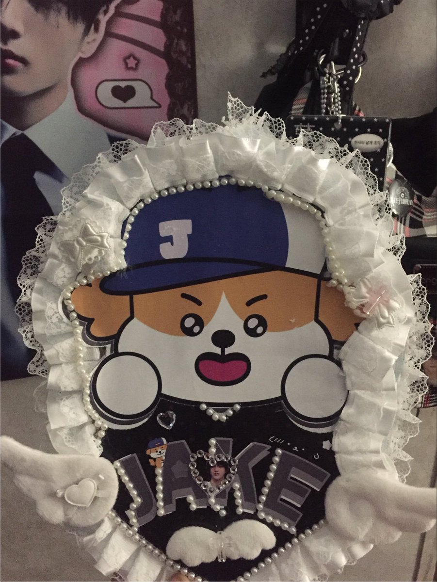 jaeyvuns's tweet photo. i 💘 u jake justice for my mini jakey sign i made that i didn’t get to use https://t.co/LpsQymrDes