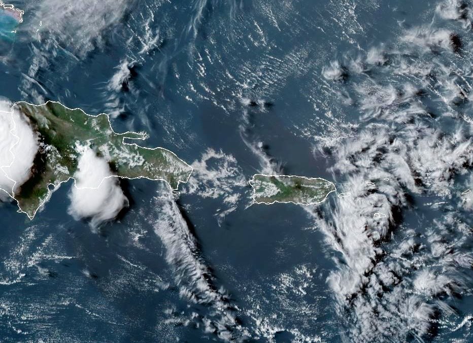 GloriaCeballos7's tweet photo. La tarde del jueves se observan desarrollos nubosos generadores de aguaceros sobre poblados de la zona fronteriza y San Cristóbal. Para mañana viernes se espera un incremento en las precipitaciones sobre el litoral costero caribeño desde horas matutinas; vaguada estará incidiendo https://t.co/p20OjB3GZ9