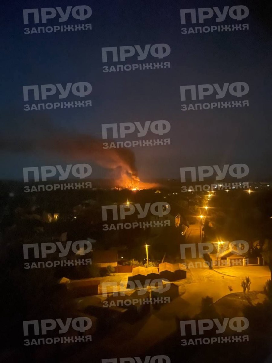 SU_57R's tweet photo. 🇷🇺🇺🇦 Russian airstrikes on the city of Zaporozhye caused a large fire at an industrial facility. https://t.co/WCKdhfTOt3