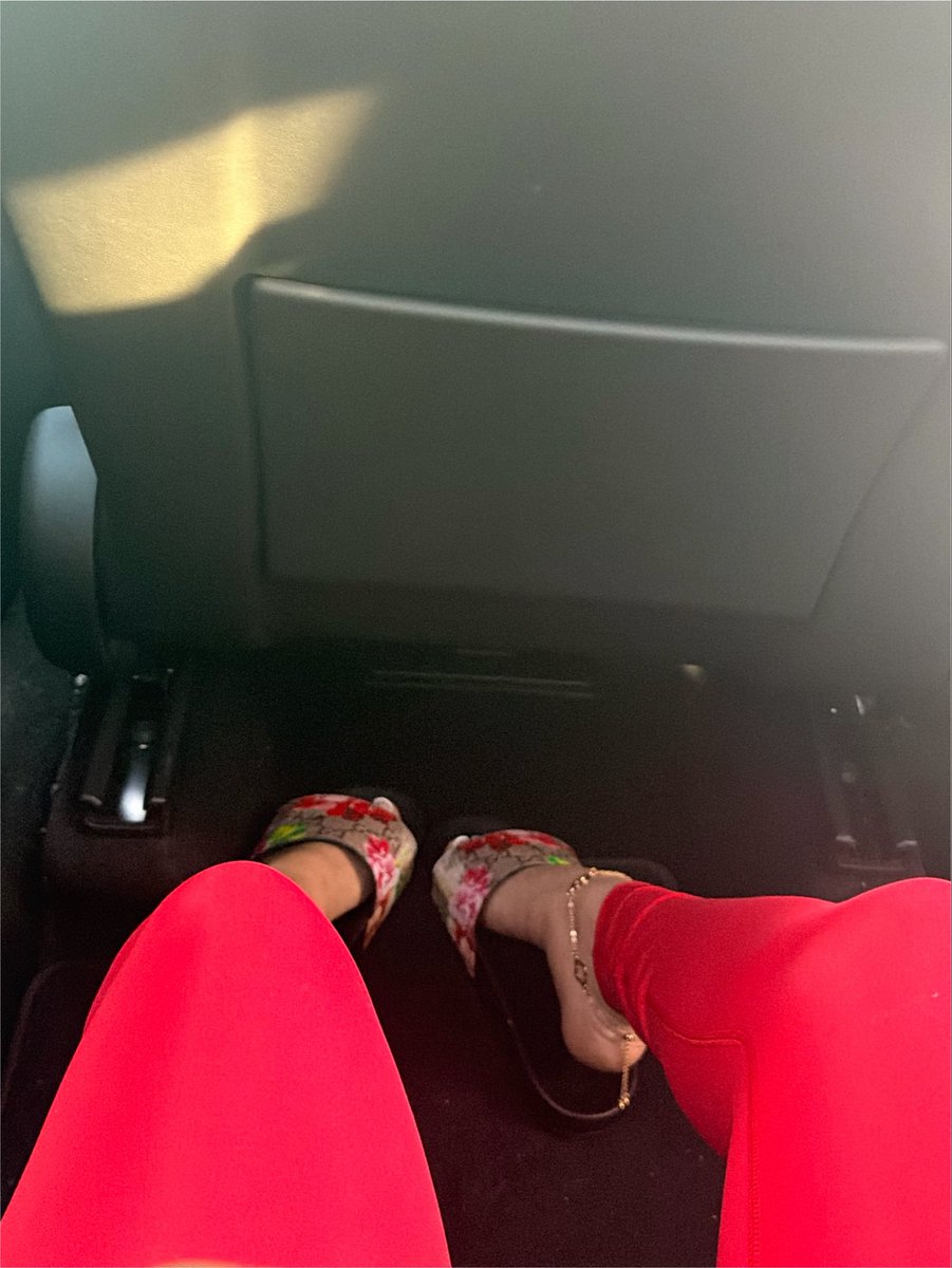 tinyfeetaddict's tweet photo. @FeetFinder 😻😻😻 https://t.co/50xN734hem