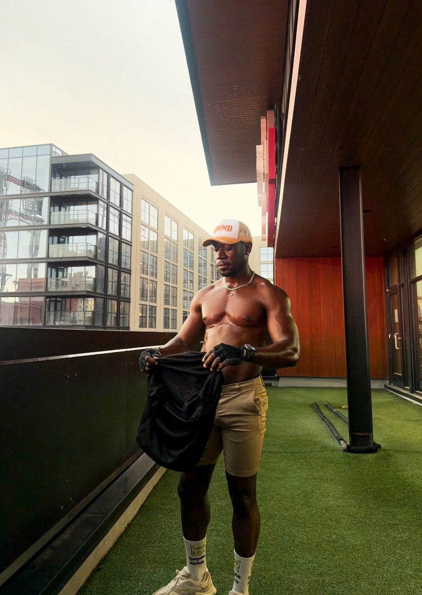 SIRMAXKIO's tweet photo. My gym bro said he’s loving the progress 😎🦾 . #bodyrecomp https://t.co/CYjqaunnBz