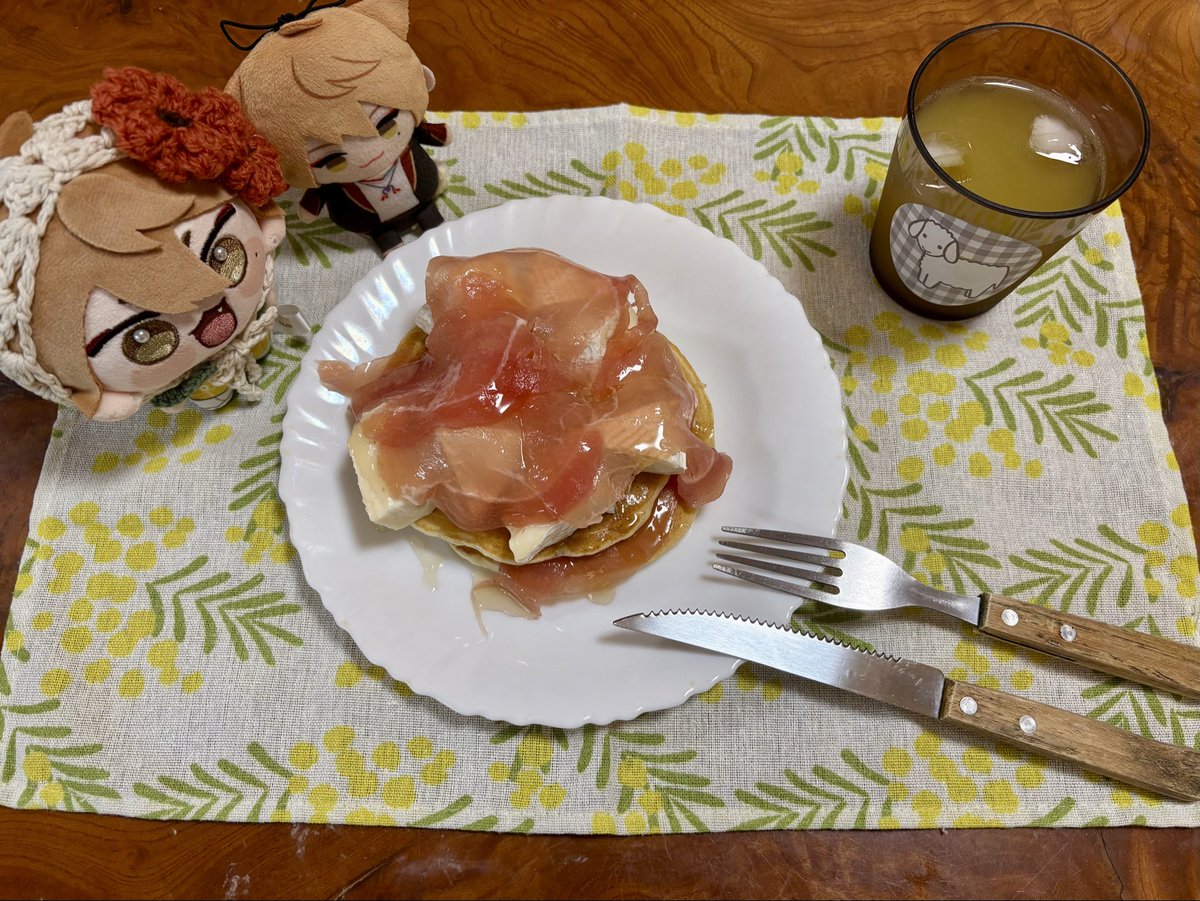 CHS_nag's tweet photo. ガクくん、みなさまおはようございます☀️

本日は粉もの回！カマンベールと生ハム乗せパンケーキを作りました！ハチミツもバッチリかかってます🍯
私はレシピに迷うと必ずおかず系パンケーキに行くくらい好きなので、皆様もよければ試してみてください〜！
#ガク食オープンキャンパス #おはガク https://t.co/yxv5Ws77JB