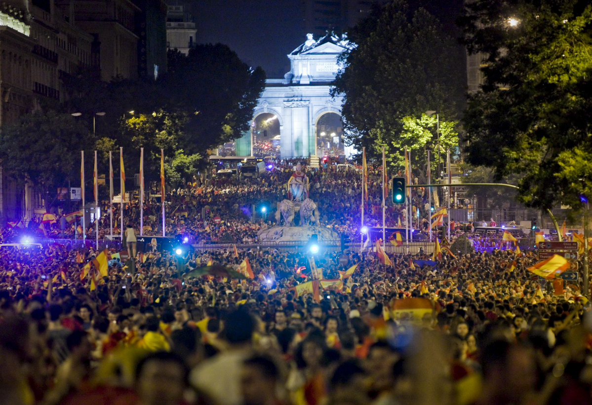 javionsalo's tweet photo. No os podéis imaginar lo que me duele que en España podamos liar estas por un partido de fútbol y seamos incapaces de salir a la calle cuando literalmente están invadiendo el país

Pan y circo.

España reducida a un sentimiento deportivo banal y vacío de cualquier contenido patriótico.

España se juega ahora. España peligra ahora… y no nos quedan muchos años de margen.