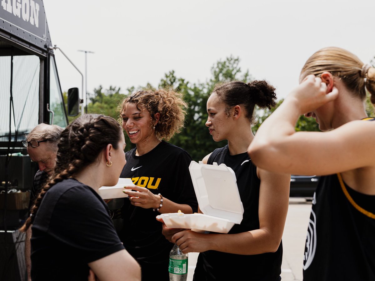 MizzouWBB's tweet photo. Summer eats 🚐🍔

#MIZ x #OurZou https://t.co/JqxGaEXInA
