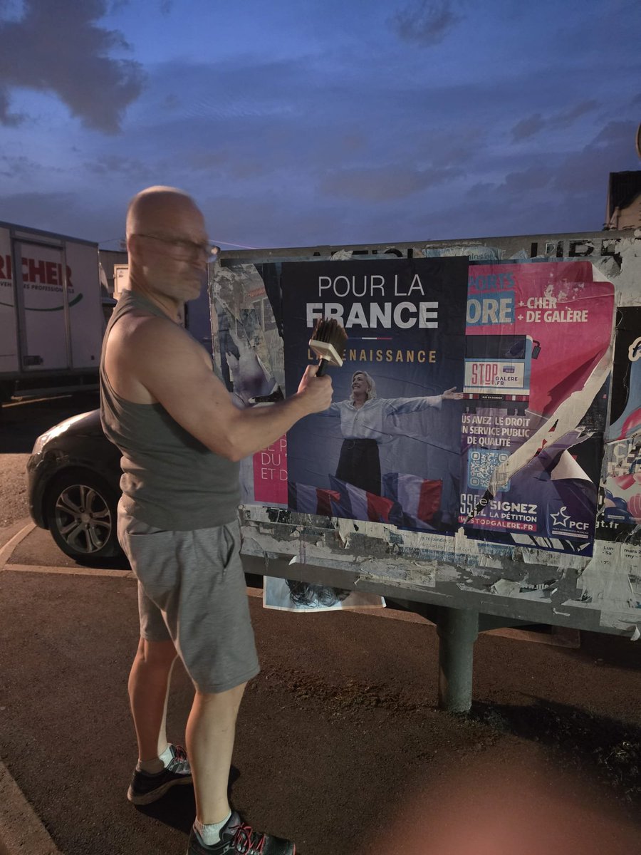 BrachPryscillia's tweet photo. Notre équipe du soir était mobilisée à Villeparisis pour une nouvelle opération de collage 🇫🇷

Merci à @PierreRN77 et Claude Sicre de Fontbrune pour leur tournée d'été !

Affiche après affiche, nous continuons à faire vivre nos idées.

La mobilisation ne faiblit pas dans le 77 ! https://t.co/IVePut4QvY