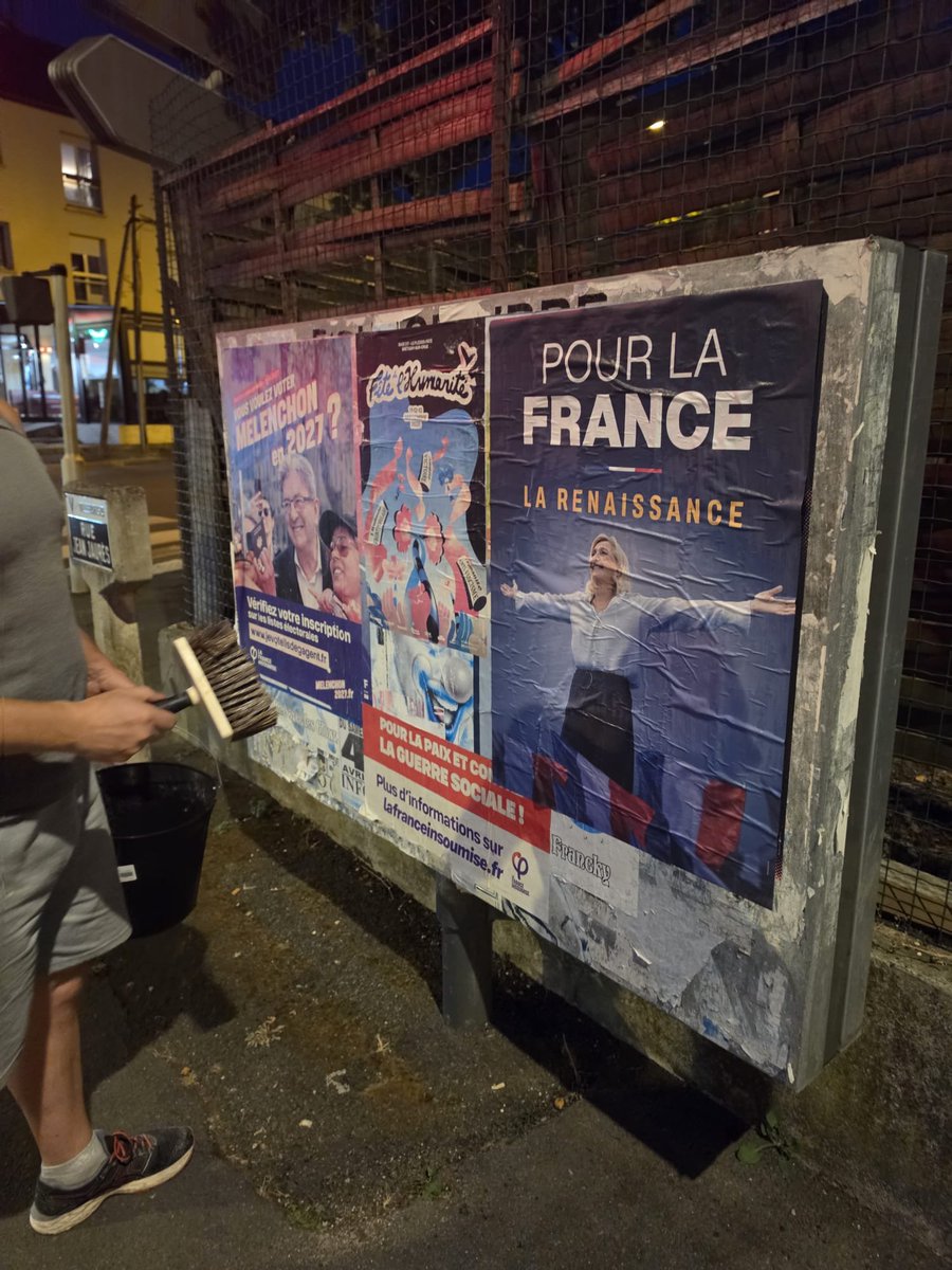 BrachPryscillia's tweet photo. Notre équipe du soir était mobilisée à Villeparisis pour une nouvelle opération de collage 🇫🇷

Merci à @PierreRN77 et Claude Sicre de Fontbrune pour leur tournée d'été !

Affiche après affiche, nous continuons à faire vivre nos idées.

La mobilisation ne faiblit pas dans le 77 ! https://t.co/IVePut4QvY