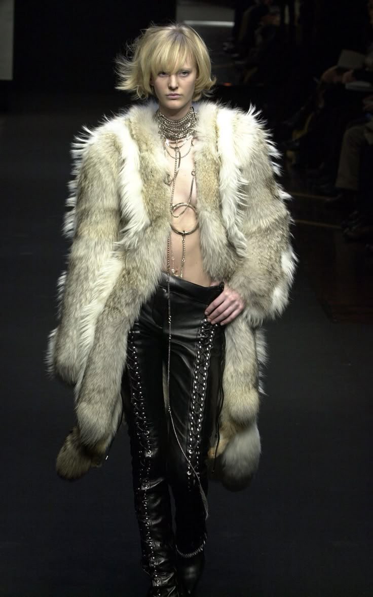 ArchRevivall's tweet photo. Gianfranco Ferré Fall/Winter 2001 https://t.co/IwkFN5BeCv