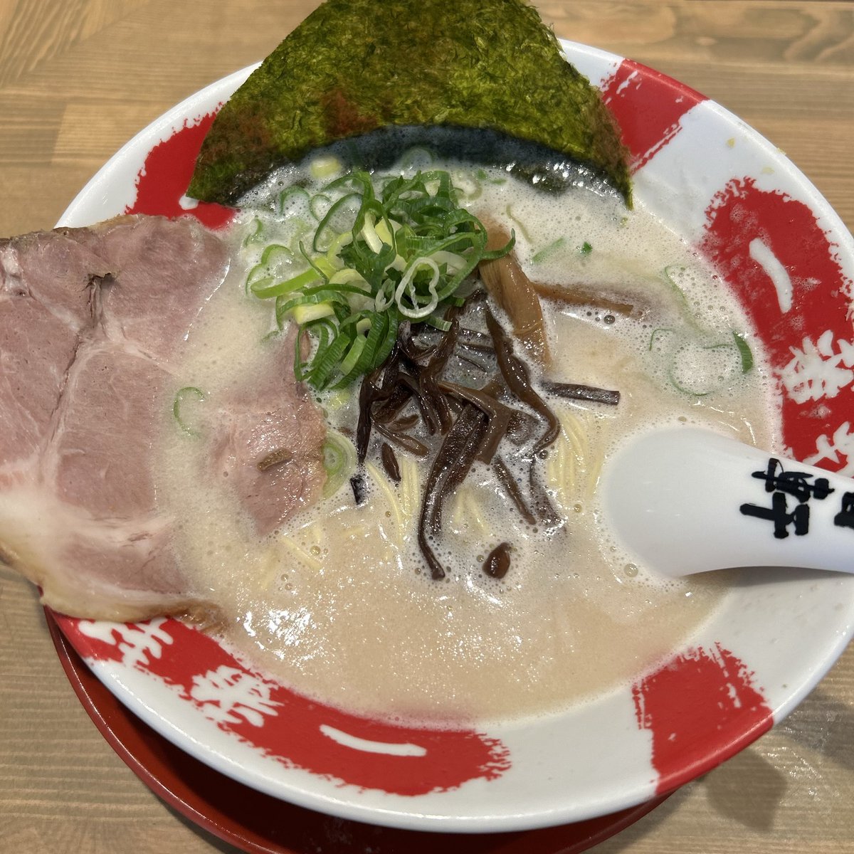 chigasakiramen's tweet photo. 肉汁餃子のダンダダン＋一番軒 日比野店@名古屋市日比野駅。唐揚げセット1290円

7/3オープン、ベストモアが、がブリチキンからダンダダンコラボへ変更

スープは既視感があるクリーミー豚骨でよりライトになった印象。町田商店バリの接客と大型唐揚げ2個が破壊力抜群で満足度💯 https://t.co/EslwrynE2F