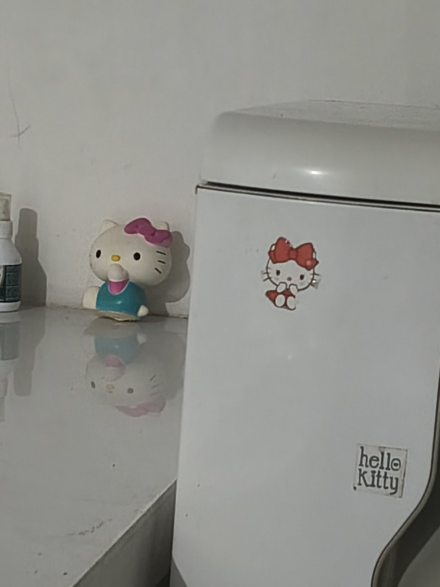uncuredkis's tweet photo. tô na casa da minha cunhada que é obcecada por hello kitty, aonde eu olho temKKKK https://t.co/6g3Axx4tcX