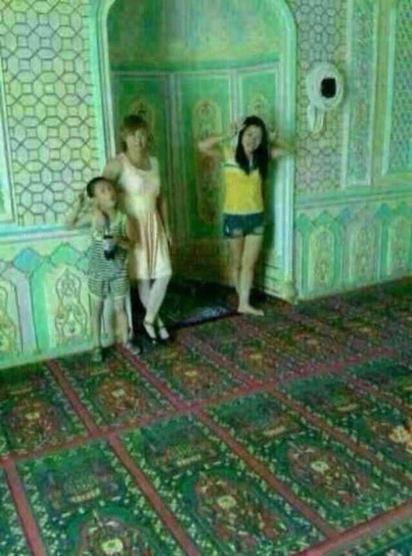 yenisafakyazari's tweet photo. Doğu Türkistan’daki camilerde, kısa şortlu Çinli kadınların saygısız görüntüleri YİNE GÜNDEM OLMADI. https://t.co/wRmj5KMgdn