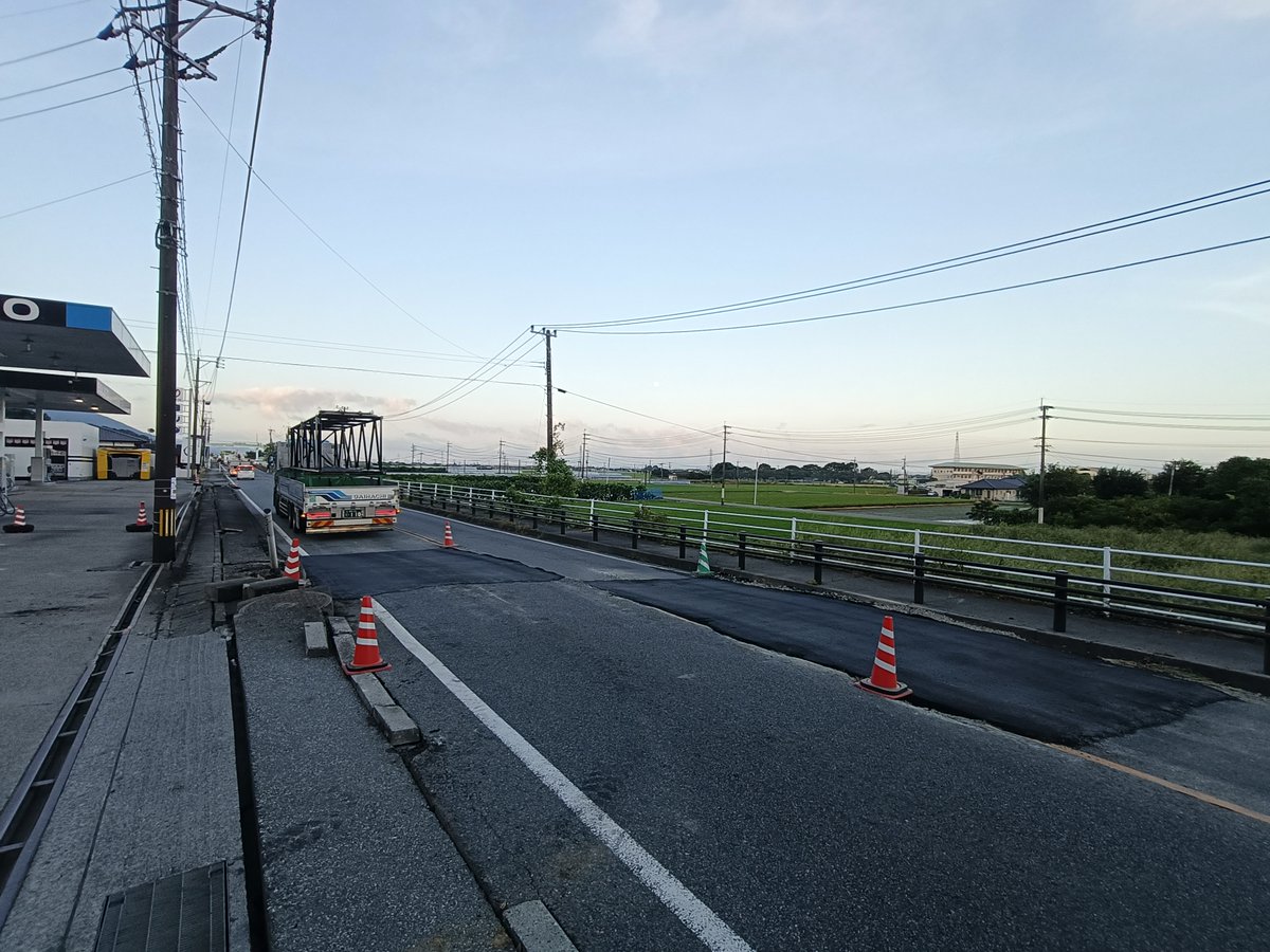 mlit_kumamoto's tweet photo. 【＃国道３号 の復旧工事状況】
＃令和8年熊本地震 により被災した国道３号（八代郡氷川町～八代市）において、応急復旧工事により段差のある路面で開放した箇所の工事が5時に完了しました。
工事にご協力いただきありがとうございました。
なお、路面状況に注意し、安全運転をお願いします。 https://t.co/czYfr0uxXj