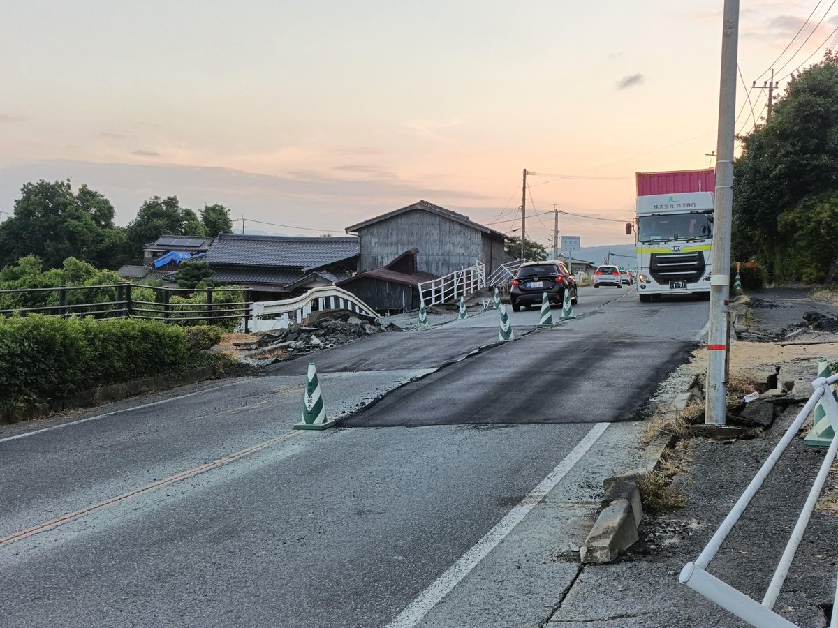 mlit_kumamoto's tweet photo. 【＃国道３号 の復旧工事状況】
＃令和8年熊本地震 により被災した国道３号（八代郡氷川町～八代市）において、応急復旧工事により段差のある路面で開放した箇所の工事が5時に完了しました。
工事にご協力いただきありがとうございました。
なお、路面状況に注意し、安全運転をお願いします。 https://t.co/czYfr0uxXj