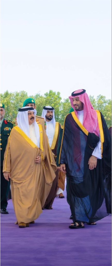 HRHMBNSALMAAN's tweet photo. تلقى صاحب السمو الملكي الأمير محمد بن سلمان بن عبدالعزيز آل سعود ولي العهد رئيس مجلس الوزراء، اتصالًا هاتفيًا، اليوم، من أخيه جلالة الملك حمد بن عيسى آل خليفة ملك مملكة البحرين.
 وجرى خلال الاتصال استعراض آخر المستجدات الإقليمية والجهود المبذولة لتعزيز الأمن والاستقرار في المنطقة.
 وهنأ جلالة ملك البحرين سمو ولي العهد بمناسبة إنشاء التحالف البحري الدفاعي متعدد الجنسيات واختيار المملكة العربية السعودية قائدة لهذا التحالف ومقرًا رئيسيًا دائمًا له، والذي يعكس الثقة الدولية بالدور القيادي للمملكة في تعزيز الأمن البحري الجماعي.
 كما تم خلال الاتصال بحث عدد من الموضوعات ذات الاهتمام المشترك.