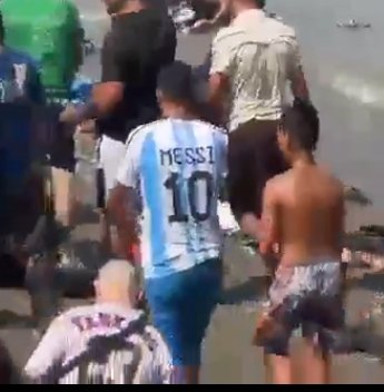 __JuanPaulo__'s tweet photo. @davidsantosvlog Coño! Se les ha colao Messi! Va por la copa del mundo 😅 https://t.co/dHtOQUquAc