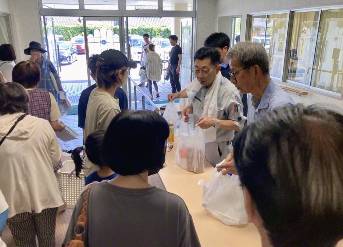 seikyoNS's tweet photo. 【〈熊本地震〉懸命な励まし、救援活動続く】

令和8年熊本地震の発生から、被災地では懸命な救援活動が続く
　
中山熊本総県女性部長らは今月30日、八代市で友に心から励ましを

また、災害対策本部では、派遣職員が救援物資を積み込み、被災地の同志の元へ
八代文化会館では飲料水等の物資を提供した https://t.co/Gtbg9Dm1JL