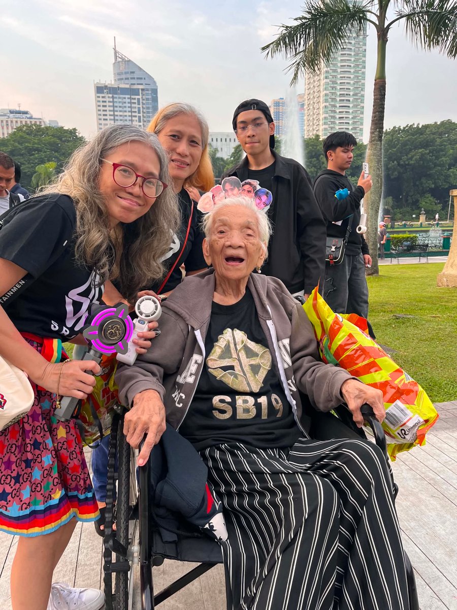 UnangHirit's tweet photo. Lola Julita, ang oldest A’TIN na umattend sa watch party ng SB19! 💛💙

Nakilala namin si Lola Julita, 102 years old na taga-Sta. Ana, Manila na nanonood ng watch party ng SB19!

Tumutok na sa inyong telebisyon maging sa #UnangHirit livestream sa Facebook, TikTok at YouTube! https://t.co/EvS2EPtkwh