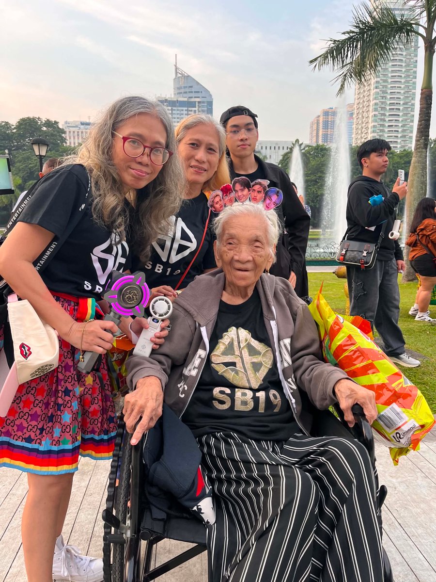 UnangHirit's tweet photo. Lola Julita, ang oldest A’TIN na umattend sa watch party ng SB19! 💛💙

Nakilala namin si Lola Julita, 102 years old na taga-Sta. Ana, Manila na nanonood ng watch party ng SB19!

Tumutok na sa inyong telebisyon maging sa #UnangHirit livestream sa Facebook, TikTok at YouTube! https://t.co/EvS2EPtkwh