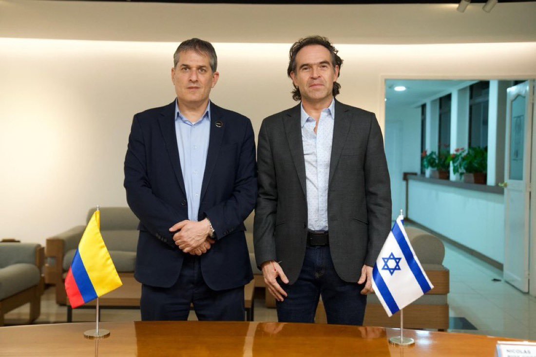 unoquesabepoco's tweet photo. Bobo doble hijueputa.
Abrazando a #nazisrael un estado genocida, asesino de niños y niñas. Lamebotas del sionismo. https://t.co/iaaRzpBoBk