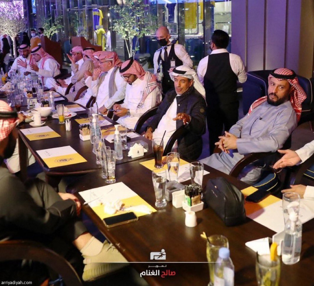 abodm197's tweet photo. @samialqorashi نسيت منك تحط شعار النصر قدامك وانت صاغر هههههههه  وجالس تتمصلح https://t.co/KkjriAaKsE