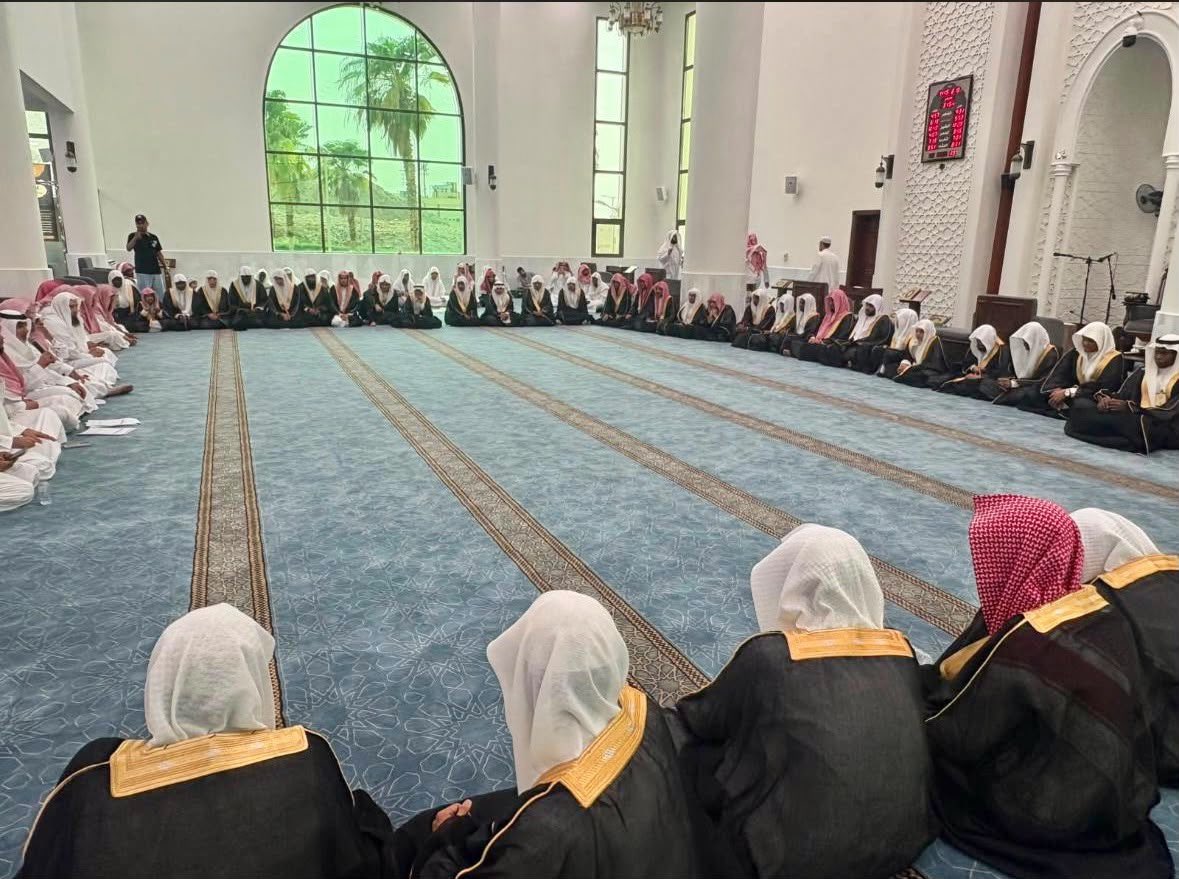 almohannam's tweet photo. قبل ٥٠ سنة، كانت العناية بتحفيظ القرآن في بلادنا في بداياتها، وكان الحُفّاظ من الشباب قِلّةً قليلة.
والآن -بفضل الله- ثمّ بجهود الأخيار، من الأُمراء والعُلماء ودُعاة الخير وأهل اليسار، صار الحُفّاظ في بلادنا كثرةً كاثِرة، وأصبح شباب مملكتنا الغالية -من المواطنين وغير المواطنين- على درجة عالية جدّاً من الحِفظ والحِذق والتمكُّن والرسوخ.
هذه صورة التُقِطت هذا اليوم الخميس ١٦ صفر ١٤٤٨هـ، لخمسةٍ وأربعين حافِظاً لكتاب الله، أتمَّ كلُّ واحدٍ منهم قراءة القرآن كلِّه -حِفظاً- على شيخه في يوم واحد! وذلك في جامع المجدوعي ببطحاء قريش في
#مكة_المكرمة
اللَّهُمَّ ربَّنا لك الحمد.