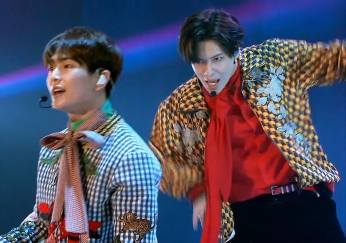 shatingstarss's tweet photo. jinki, a taemin behind you https://t.co/cL4dIV1if1