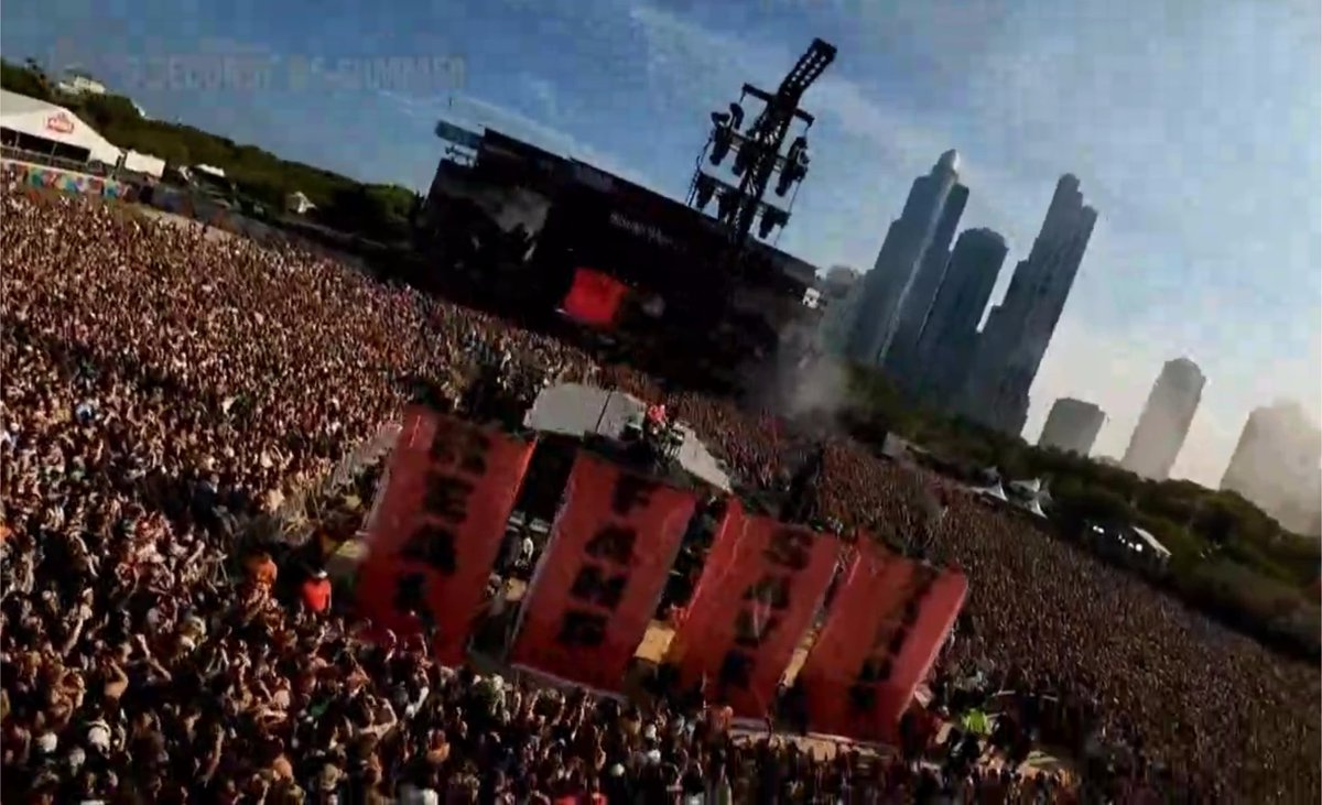 acervo5sos's tweet photo. GENTE ELES SÃO MALUCOS PORRA 5SOS QUE BANDA DO KRL

#LollaIsAStar #EASLollapalooza https://t.co/L9QoNLKHzd