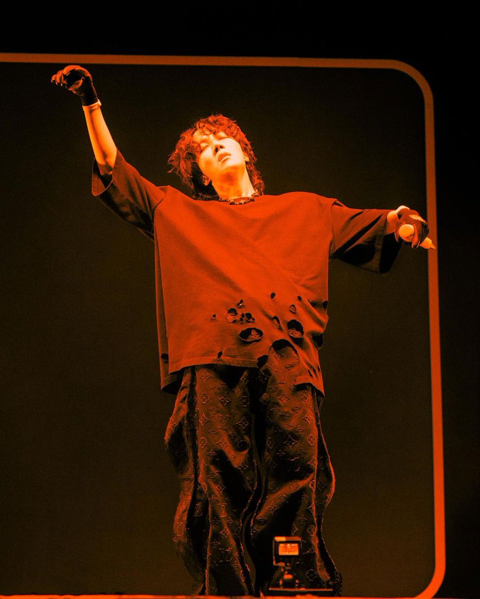 JhopeNews_'s tweet photo. 🗄️| 31 de julho é o dia em que o #jhope alterou para sempre a história dos festivais ao ser o primeiro headliner sul coreano do Lollapalooza. 
Em 2022, Chicago recebeu o cantor de braços abertos e experimentou um pouco da magia Jung Hoseok: Aquela que nos arrebatou um dia e da qual jamais iremos largar…

CONGRATULATIONS J-HOPE
#제이홉_롤라팔루자시카고_4주년축하해
#호비팔루자_무대는계속될거야
#4YearsOfLollaPaloozaChicago
#HOBIPALOOZA_WeWantMore
#jhope #제이홉 ✨