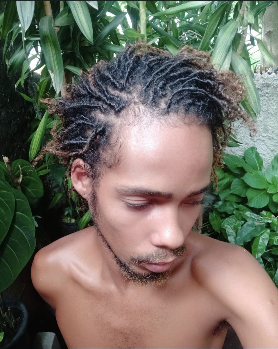 opauloranger's tweet photo. 1 mês de locs vs 4 anos e 7 meses  de locs https://t.co/5VKWHi2dnA
