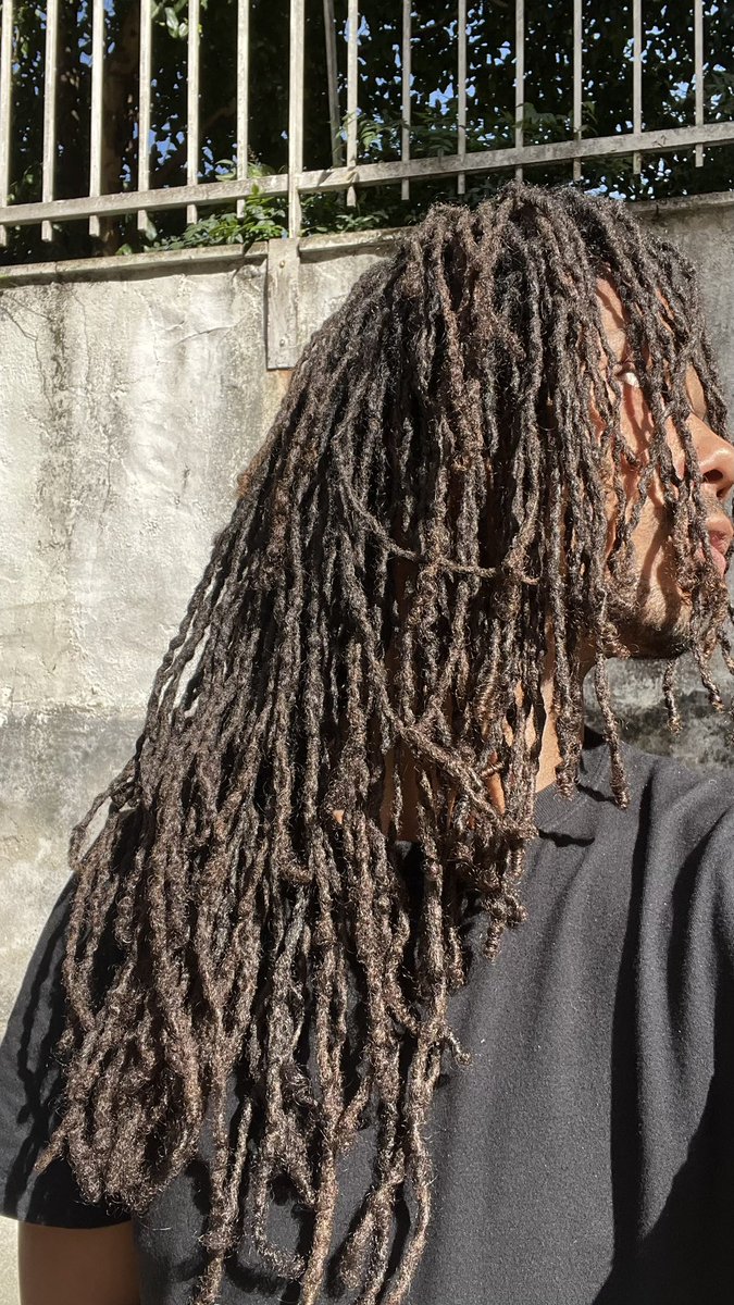 opauloranger's tweet photo. 1 mês de locs vs 4 anos e 7 meses  de locs https://t.co/5VKWHi2dnA