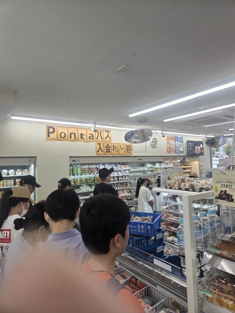 noukingyanble's tweet photo. ポケカでくそ並んでるローソン
なんか外人多くね、、、
#ストームエメラルダ https://t.co/k1QsMqd3iv