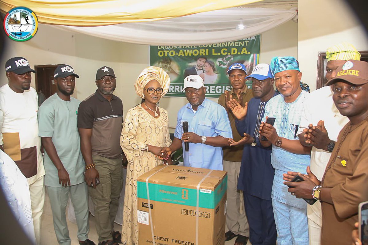 Hon_KareemAzeez's tweet photo. #1Million Naira &amp; A New Job

Today, I had the honor of rewarding one of our own, Mama Margaret Idowu.

For years, she served diligently as a Typist in our Finance Dept with accuracy, dedication &amp; integrity. @followlasg @Mr_JAGs @Riddwane @AyoOyalowo @OfficialAPCNg @APCchairman https://t.co/6kBRFp0l4O