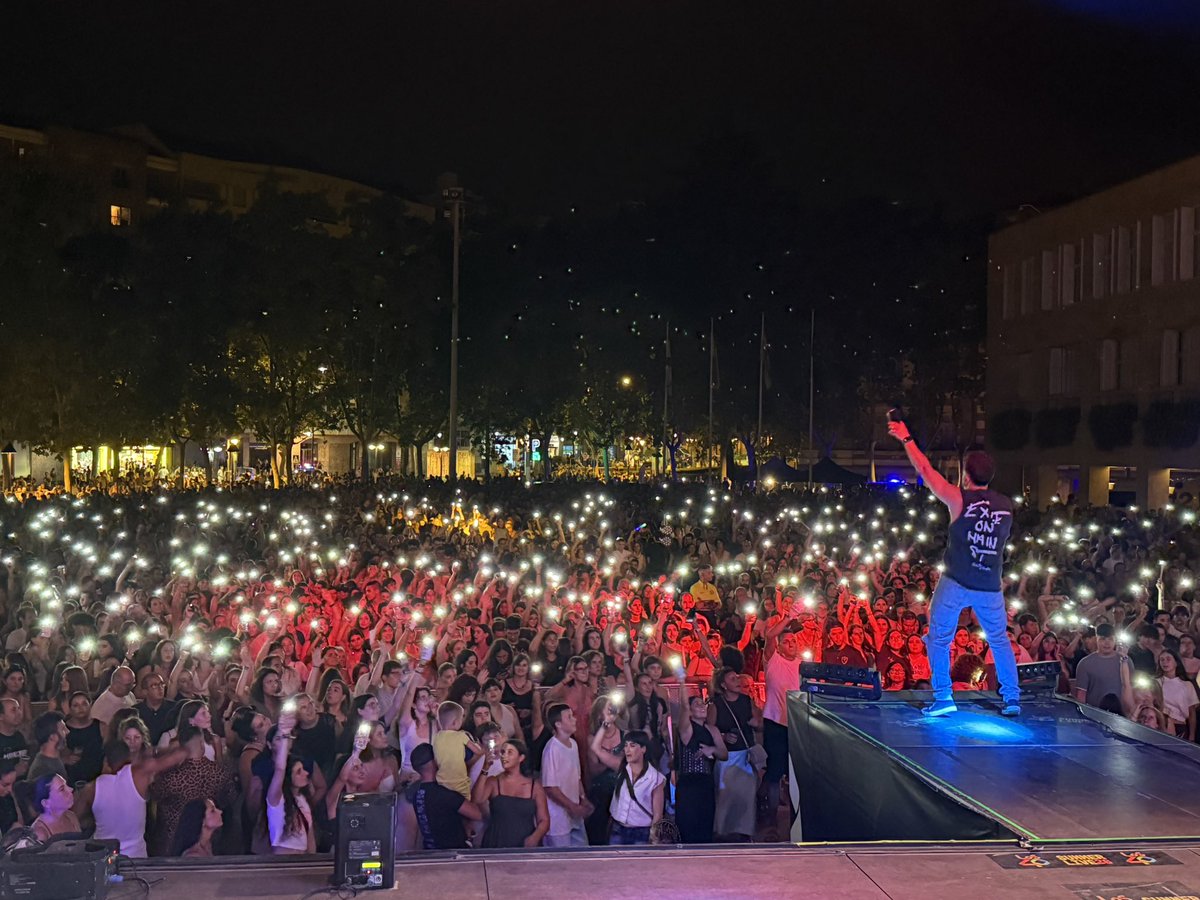 RadioRioja's tweet photo. @AytoLogrono @davidalvarezfm @Los40 @bombaioficial 🎶 Y el ritmo no para con el gran @davidalvarezfm en #Los40SummerLive

🎶 ¡Logroño disfrutando sin parar! Ambientazooooo https://t.co/lj3yJXn7k2