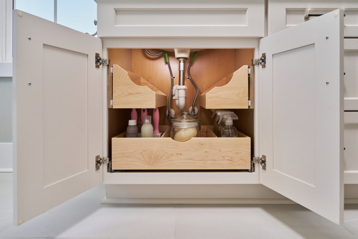 ShelfGenie_'s tweet photo. The under sink cabinet can do more than store the things you rarely reach for. 😉

ShelfGenie® custom Pull-Out cabinet shelves can help make everyday items easier to see and reach, from cleaning supplies to guest bathroom essentials. Book a free consultation to explore your... https://t.co/qQHBncw16V