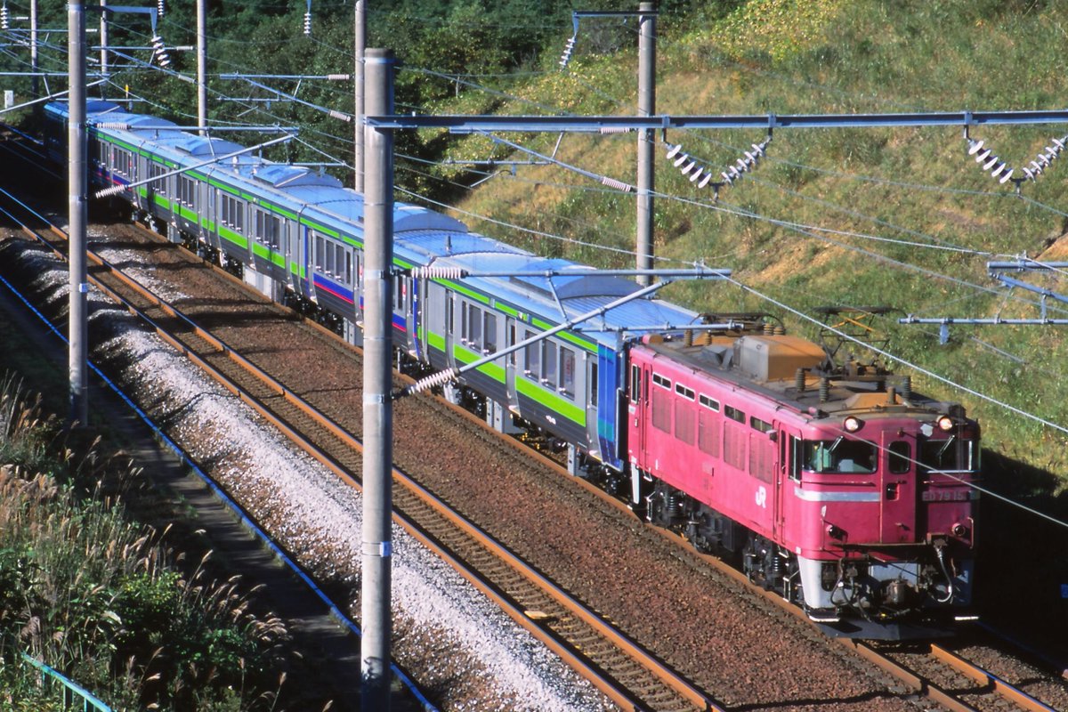 ec781_dora's tweet photo. 721系 増備車甲種輸送
uシート編成6両固定化用

ED79 15 → DD51 1148

2003.9 撮影 https://t.co/svi8puwTy7