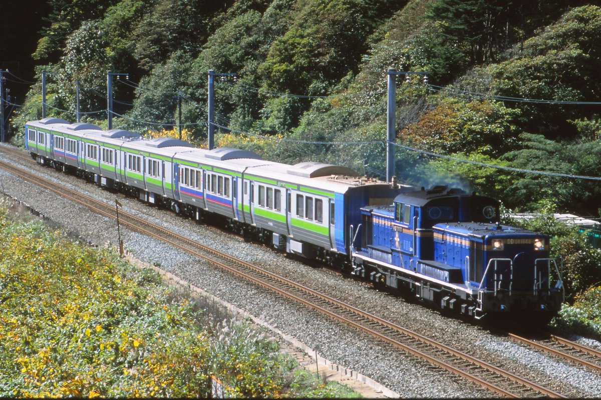 ec781_dora's tweet photo. 721系 増備車甲種輸送
uシート編成6両固定化用

ED79 15 → DD51 1148

2003.9 撮影 https://t.co/svi8puwTy7
