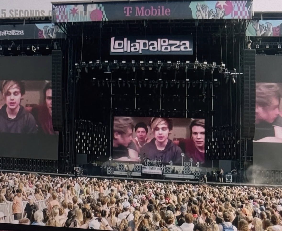 livlaughmgc's tweet photo. real fans save bands 🫶 real bands save fans. oh how i love being a 5sos fan im so eternally proud of yall @5SOS the crowd at lolla is insane 🥹 https://t.co/Qr6R8RPjvi