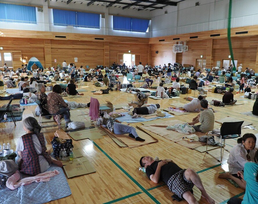 iloveyoulove777's tweet photo. いつまでたっても変わらない、プライバシーのない避難場所❗️

相変わらずの雑魚寝❗️ https://t.co/bXCKLRMl6v