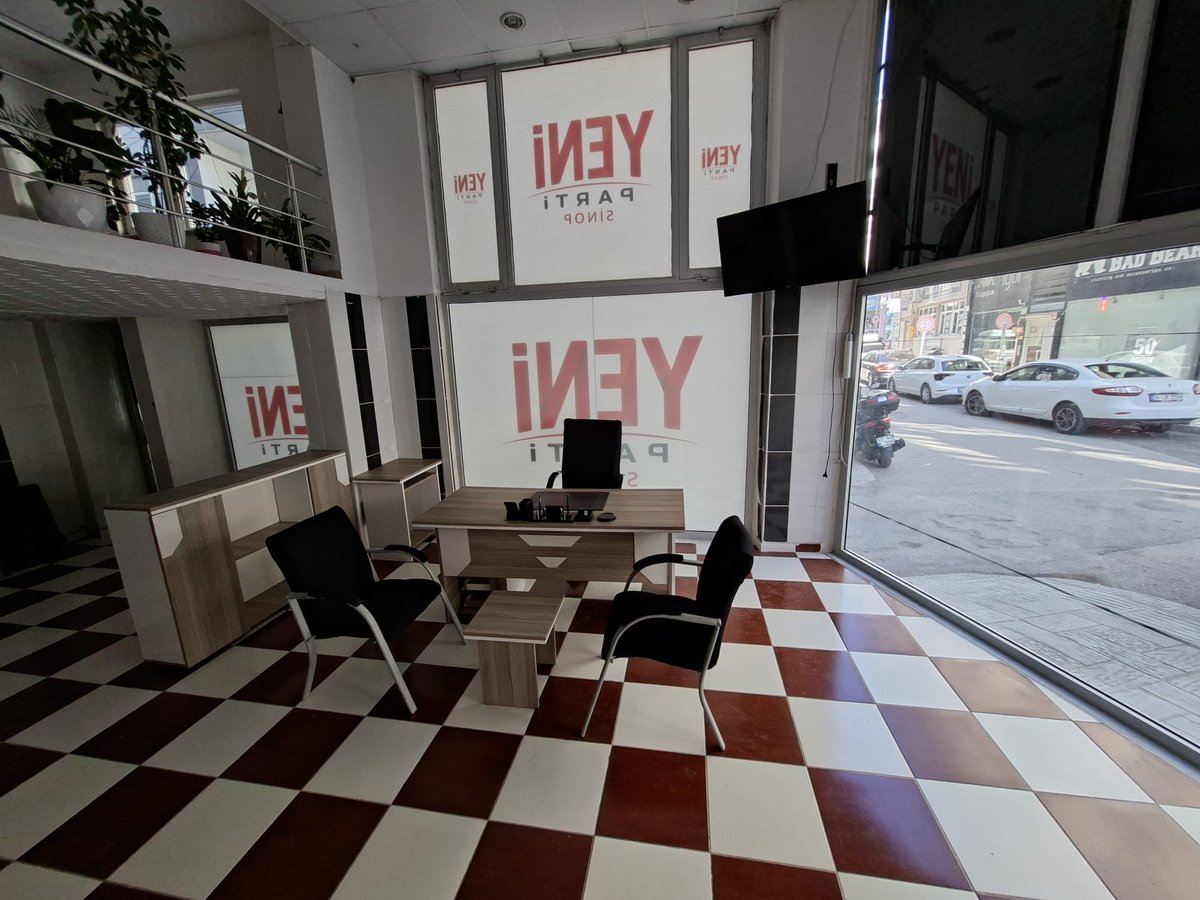 aykutcc's tweet photo. Bu sabaha bu fotoğrafla uyandık.

Önceki Dönem Belediye Meclisi Üyemiz Volkan Güney ağabeyimiz Partimizin giriş katı boş kalmasın diyerek ofis takımını getirmiş.

Bu dayanışma kazanacak!

@wolkan_57 https://t.co/6iFKJjj9fv