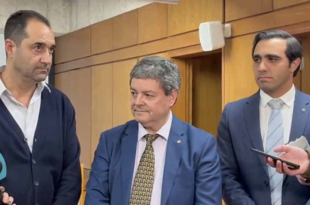 Fedecasaretto's tweet photo. DANZA FALTÓ A LA VERDAD.
Era falso que se habían reducido de 400 millones de pesos a 4 millones de pesos el monto por los traslados comunes. 

Hoy concurrió al Parlamento el Directorio de ASSE en el marco de la discusión de la Rendición de Cuentas.

Quedaron varias cosas claras para los legisladores pero cada vez más oscuras para el Dr. Danza.

Primero: Danza confundió el gasto histórico de ASSE de traslados comunes en ambulancias, con un nuevo servicio de transporte social de pasajeros que se va a implementar en autos comunes con chofer.
Por lo tanto a los 400 millones de pesos que hoy gasta el SAME 105 por traslados comunes en todo el país, se le van a sumar 4 millones de pesos por el contrato de estos autos a la empresa UTAM ex ITHG (la que nos decían que era una empresa fantasma).
No se van a ahorrar 396 millones, sino que se van a empezar a gastar más.
Muy buen grado 5 de la Facultad de Medicina, pero en materia de administración de salud deja mucho que desear.

Segundo: quedó demostrado que la baja en un 14% de las listas de espera por concepto de consultas con especialistas fue producto de una depuración de estas listas sin consultar ni a los médicos que las indicaron ni a los pacientes. Confesaron que llegaron a utilizar Inteligencia Artificial y sistemas informáticos que eliminaban a los pacientes.
Esto fue denunciado ante el Sindicato Médico del Uruguay por los propios médicos de ASSE.

Tercero: desde el mes de febrero no se publican las actas de las sesiones del Directorio ni miles de resoluciones (en un organismo en donde no está representada la oposición).
Dónde quedó la transparencia ?

Cuarto: desde hace meses vienen anunciando la construcción del Hospital de la Costa (sólo se puso un cartel) y las ampliaciones de los hospitales de Maldonado y Salto (ni siquiera han puesto el cartel). 
Ya estamos en la cuarta parte de este período de gobierno y ni siquiera conocemos los proyectos arquitectónicos.

Quinto: se habló de las carencias de medicamentos, falta de obras de infraestructura y remodelación de los edificios, salud mental, salud infantil, contratación de camas de CTI, renuncias y ceses de jerarquías, etc, etc, donde tampoco las respuestas fueron satisfactorias.

Conclusión: tenemos un Directorio de ASSE con el Dr. Danza a la cabeza, que arrancó y muy mal.