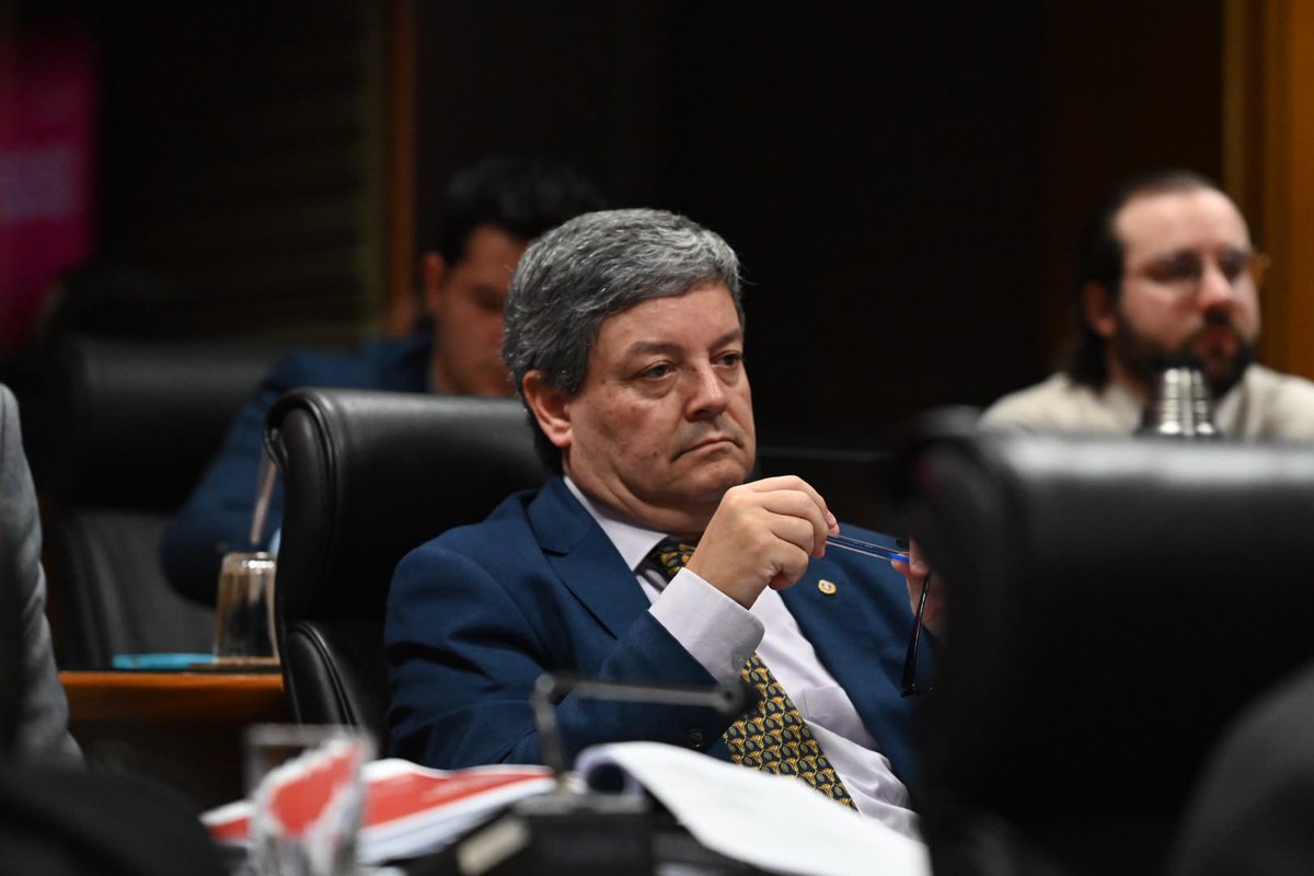 Fedecasaretto's tweet photo. DANZA FALTÓ A LA VERDAD.
Era falso que se habían reducido de 400 millones de pesos a 4 millones de pesos el monto por los traslados comunes. 

Hoy concurrió al Parlamento el Directorio de ASSE en el marco de la discusión de la Rendición de Cuentas.

Quedaron varias cosas claras para los legisladores pero cada vez más oscuras para el Dr. Danza.

Primero: Danza confundió el gasto histórico de ASSE de traslados comunes en ambulancias, con un nuevo servicio de transporte social de pasajeros que se va a implementar en autos comunes con chofer.
Por lo tanto a los 400 millones de pesos que hoy gasta el SAME 105 por traslados comunes en todo el país, se le van a sumar 4 millones de pesos por el contrato de estos autos a la empresa UTAM ex ITHG (la que nos decían que era una empresa fantasma).
No se van a ahorrar 396 millones, sino que se van a empezar a gastar más.
Muy buen grado 5 de la Facultad de Medicina, pero en materia de administración de salud deja mucho que desear.

Segundo: quedó demostrado que la baja en un 14% de las listas de espera por concepto de consultas con especialistas fue producto de una depuración de estas listas sin consultar ni a los médicos que las indicaron ni a los pacientes. Confesaron que llegaron a utilizar Inteligencia Artificial y sistemas informáticos que eliminaban a los pacientes.
Esto fue denunciado ante el Sindicato Médico del Uruguay por los propios médicos de ASSE.

Tercero: desde el mes de febrero no se publican las actas de las sesiones del Directorio ni miles de resoluciones (en un organismo en donde no está representada la oposición).
Dónde quedó la transparencia ?

Cuarto: desde hace meses vienen anunciando la construcción del Hospital de la Costa (sólo se puso un cartel) y las ampliaciones de los hospitales de Maldonado y Salto (ni siquiera han puesto el cartel). 
Ya estamos en la cuarta parte de este período de gobierno y ni siquiera conocemos los proyectos arquitectónicos.

Quinto: se habló de las carencias de medicamentos, falta de obras de infraestructura y remodelación de los edificios, salud mental, salud infantil, contratación de camas de CTI, renuncias y ceses de jerarquías, etc, etc, donde tampoco las respuestas fueron satisfactorias.

Conclusión: tenemos un Directorio de ASSE con el Dr. Danza a la cabeza, que arrancó y muy mal.