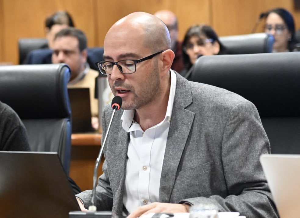 Fedecasaretto's tweet photo. DANZA FALTÓ A LA VERDAD.
Era falso que se habían reducido de 400 millones de pesos a 4 millones de pesos el monto por los traslados comunes. 

Hoy concurrió al Parlamento el Directorio de ASSE en el marco de la discusión de la Rendición de Cuentas.

Quedaron varias cosas claras para los legisladores pero cada vez más oscuras para el Dr. Danza.

Primero: Danza confundió el gasto histórico de ASSE de traslados comunes en ambulancias, con un nuevo servicio de transporte social de pasajeros que se va a implementar en autos comunes con chofer.
Por lo tanto a los 400 millones de pesos que hoy gasta el SAME 105 por traslados comunes en todo el país, se le van a sumar 4 millones de pesos por el contrato de estos autos a la empresa UTAM ex ITHG (la que nos decían que era una empresa fantasma).
No se van a ahorrar 396 millones, sino que se van a empezar a gastar más.
Muy buen grado 5 de la Facultad de Medicina, pero en materia de administración de salud deja mucho que desear.

Segundo: quedó demostrado que la baja en un 14% de las listas de espera por concepto de consultas con especialistas fue producto de una depuración de estas listas sin consultar ni a los médicos que las indicaron ni a los pacientes. Confesaron que llegaron a utilizar Inteligencia Artificial y sistemas informáticos que eliminaban a los pacientes.
Esto fue denunciado ante el Sindicato Médico del Uruguay por los propios médicos de ASSE.

Tercero: desde el mes de febrero no se publican las actas de las sesiones del Directorio ni miles de resoluciones (en un organismo en donde no está representada la oposición).
Dónde quedó la transparencia ?

Cuarto: desde hace meses vienen anunciando la construcción del Hospital de la Costa (sólo se puso un cartel) y las ampliaciones de los hospitales de Maldonado y Salto (ni siquiera han puesto el cartel). 
Ya estamos en la cuarta parte de este período de gobierno y ni siquiera conocemos los proyectos arquitectónicos.

Quinto: se habló de las carencias de medicamentos, falta de obras de infraestructura y remodelación de los edificios, salud mental, salud infantil, contratación de camas de CTI, renuncias y ceses de jerarquías, etc, etc, donde tampoco las respuestas fueron satisfactorias.

Conclusión: tenemos un Directorio de ASSE con el Dr. Danza a la cabeza, que arrancó y muy mal.