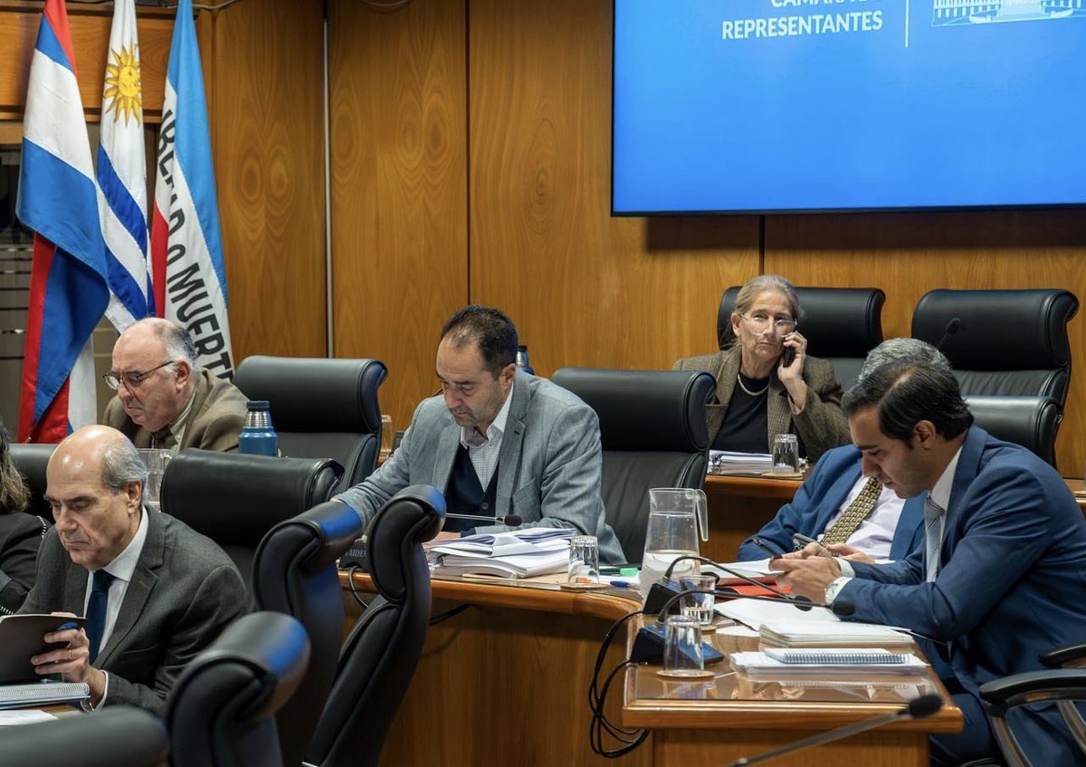 Fedecasaretto's tweet photo. DANZA FALTÓ A LA VERDAD.
Era falso que se habían reducido de 400 millones de pesos a 4 millones de pesos el monto por los traslados comunes. 

Hoy concurrió al Parlamento el Directorio de ASSE en el marco de la discusión de la Rendición de Cuentas.

Quedaron varias cosas claras para los legisladores pero cada vez más oscuras para el Dr. Danza.

Primero: Danza confundió el gasto histórico de ASSE de traslados comunes en ambulancias, con un nuevo servicio de transporte social de pasajeros que se va a implementar en autos comunes con chofer.
Por lo tanto a los 400 millones de pesos que hoy gasta el SAME 105 por traslados comunes en todo el país, se le van a sumar 4 millones de pesos por el contrato de estos autos a la empresa UTAM ex ITHG (la que nos decían que era una empresa fantasma).
No se van a ahorrar 396 millones, sino que se van a empezar a gastar más.
Muy buen grado 5 de la Facultad de Medicina, pero en materia de administración de salud deja mucho que desear.

Segundo: quedó demostrado que la baja en un 14% de las listas de espera por concepto de consultas con especialistas fue producto de una depuración de estas listas sin consultar ni a los médicos que las indicaron ni a los pacientes. Confesaron que llegaron a utilizar Inteligencia Artificial y sistemas informáticos que eliminaban a los pacientes.
Esto fue denunciado ante el Sindicato Médico del Uruguay por los propios médicos de ASSE.

Tercero: desde el mes de febrero no se publican las actas de las sesiones del Directorio ni miles de resoluciones (en un organismo en donde no está representada la oposición).
Dónde quedó la transparencia ?

Cuarto: desde hace meses vienen anunciando la construcción del Hospital de la Costa (sólo se puso un cartel) y las ampliaciones de los hospitales de Maldonado y Salto (ni siquiera han puesto el cartel). 
Ya estamos en la cuarta parte de este período de gobierno y ni siquiera conocemos los proyectos arquitectónicos.

Quinto: se habló de las carencias de medicamentos, falta de obras de infraestructura y remodelación de los edificios, salud mental, salud infantil, contratación de camas de CTI, renuncias y ceses de jerarquías, etc, etc, donde tampoco las respuestas fueron satisfactorias.

Conclusión: tenemos un Directorio de ASSE con el Dr. Danza a la cabeza, que arrancó y muy mal.