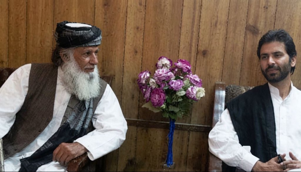 R__Pulse's tweet photo. ایک دلی کی تہاڑ جیل میں قید ہے، اور دوسرا آج اپنے وطن پر قربان ہو گیا۔ایسے محسوس ہوتا ہے جیسے ہم اپنے سائے کھو بیٹھے ہوں، اور خود کو بےسہارا محسوس کر رہے ہوں۔💔😢 https://t.co/zrdd2jAUBH