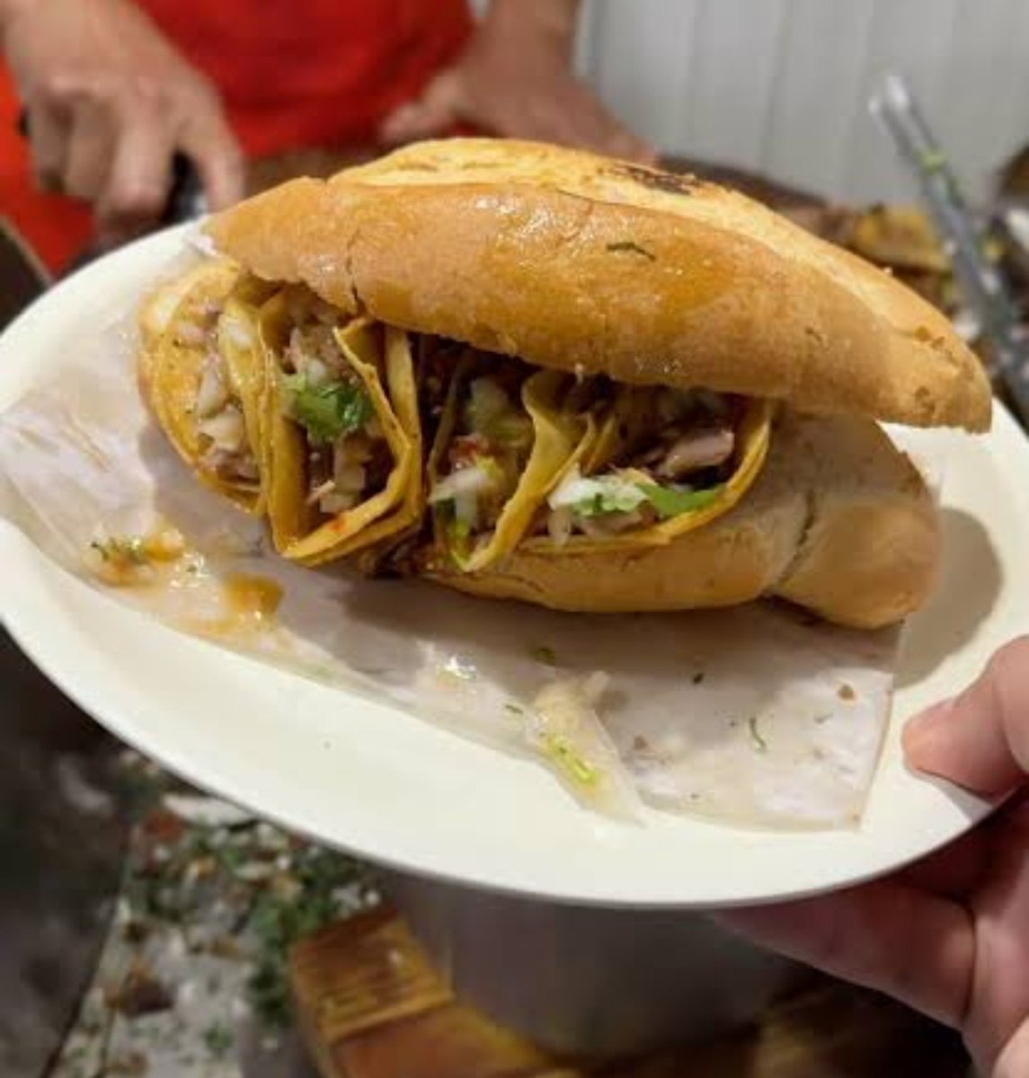 ALKAPONE's tweet photo. No conocía la Taquitorta, sabía que seríamos capaces pero nunca pensé verla hecha realidad, luego porque @elxokas nos dice que si comemos más de 5 tacos somos unas focas 😂. https://t.co/ZWFAV5ffIl