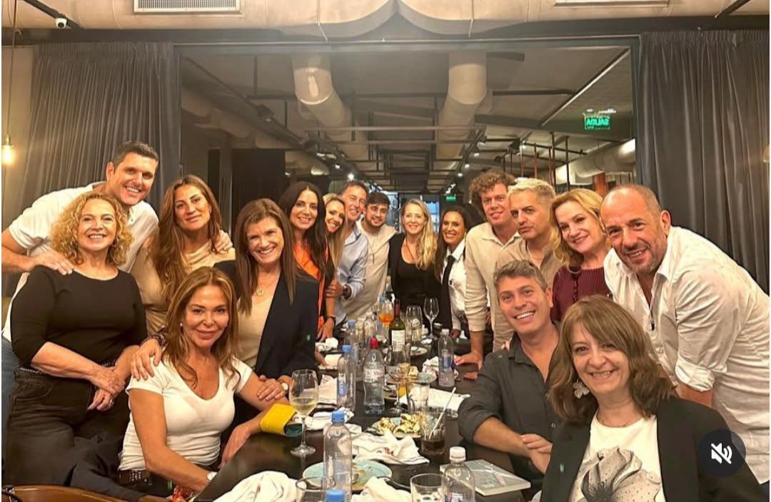 TorturedXeneize's tweet photo. Ella jura que una cuenta gossipera va a admitir desde donde obtiene la información y más si la filtra la familia de ella jajajajsjsjs les falta LAM:"ellos jamás podrían filtrar nada", la madre de rejilla mientras tanto: https://t.co/6Bp2mGK3ND