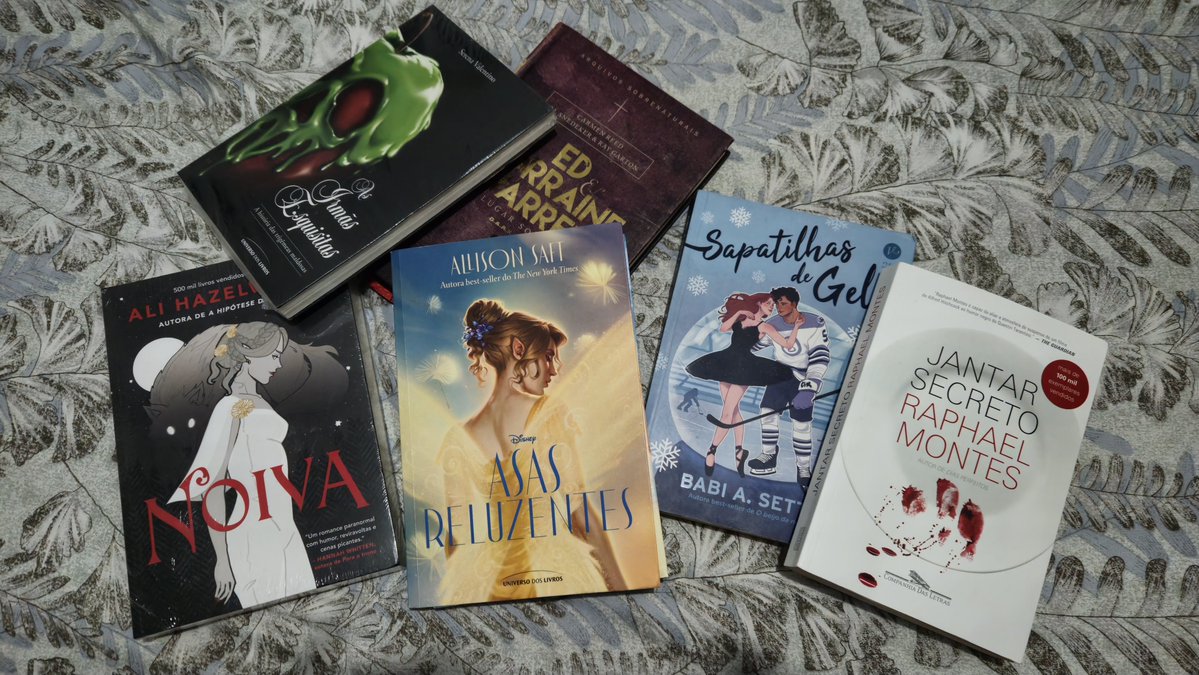 93ari_'s tweet photo. oi, olhem os livros que comprei esse ano https://t.co/4BKMHA7BDh