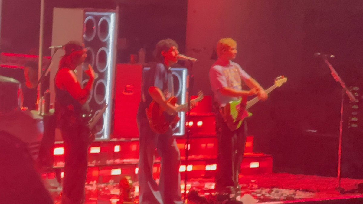 C0RPSESZN's tweet photo. @strwiibea I JUST SAW THEM ON SATURDAY!!! https://t.co/pPCe6Vdria