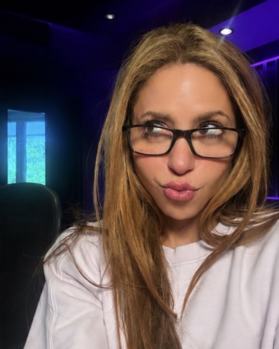 ShakiraMedia's tweet photo. Shakira working in the recording studio today! 🎙️🎛️ Shak trabajando hoy en el estudio de grabación! https://t.co/V5yM3LItjo